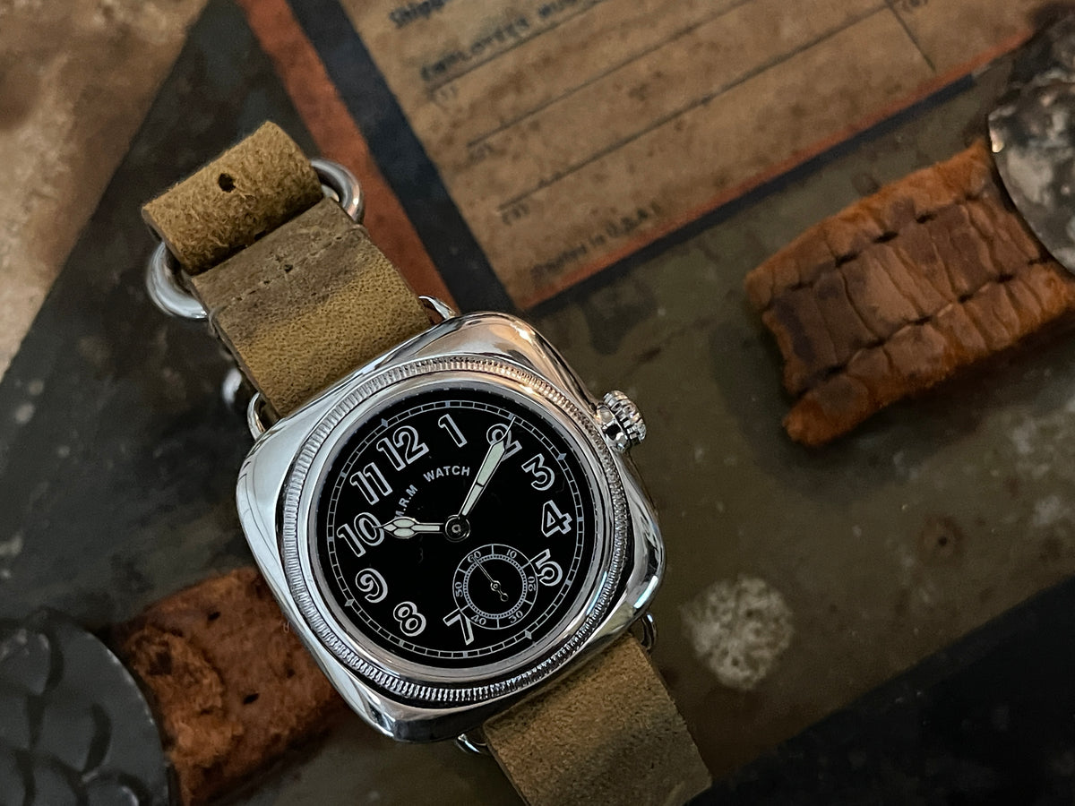 Cushion watch 黒文字盤